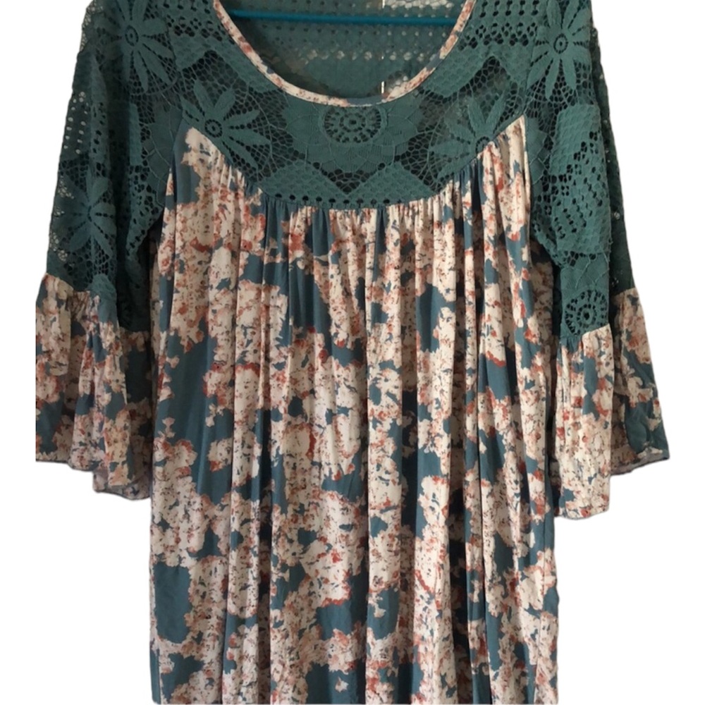 Woman’s J. Gee bell crochet sleeve floral spring rayon blouse